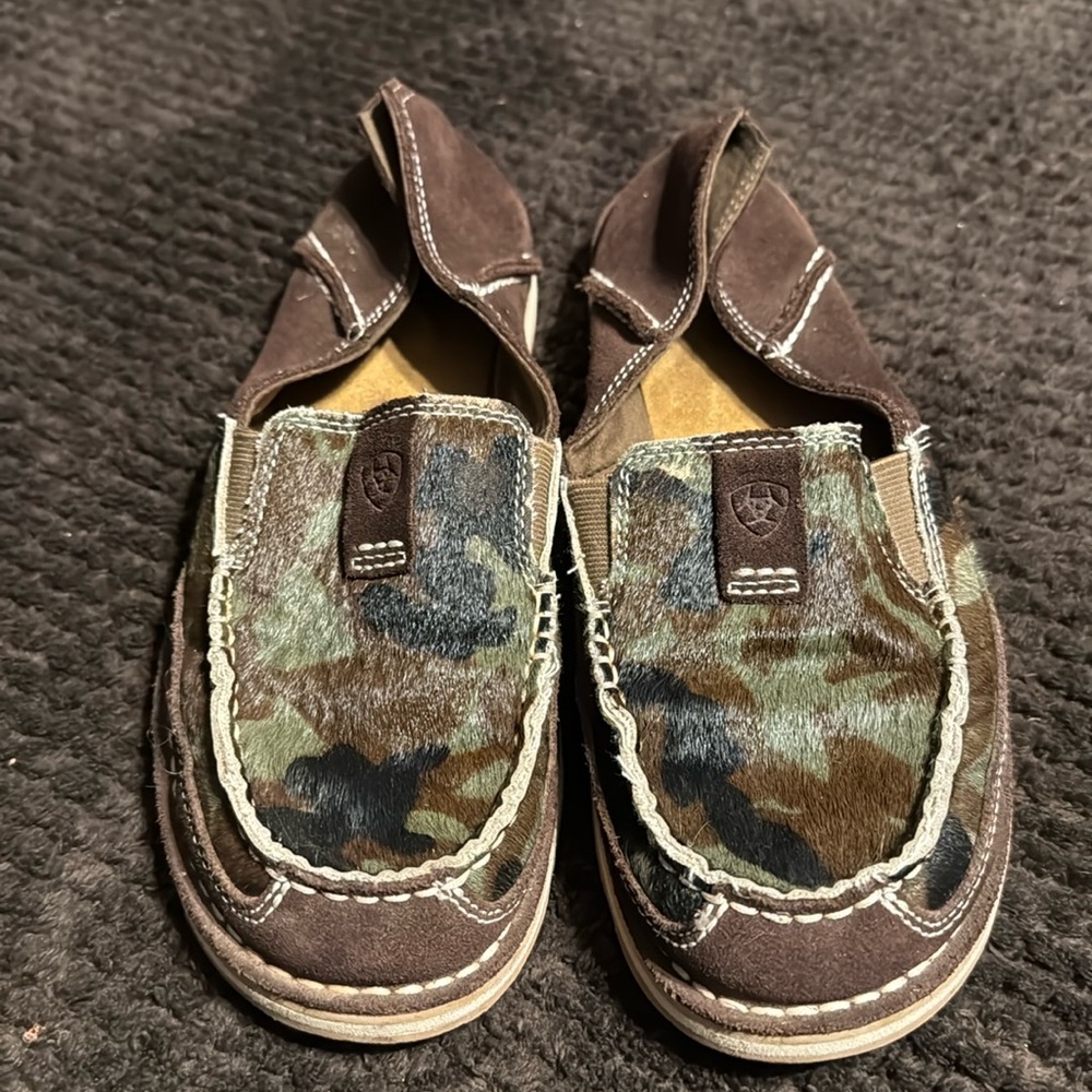 Arita cruisers size 8.5. ALMOST NEW. ONLY WORN ONCE!!